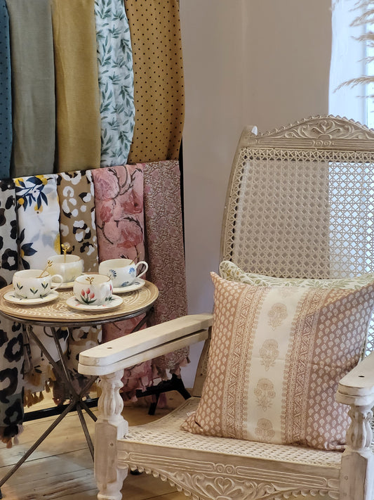 BR RUSTIC WHITE CURVED LAMU CHAIR