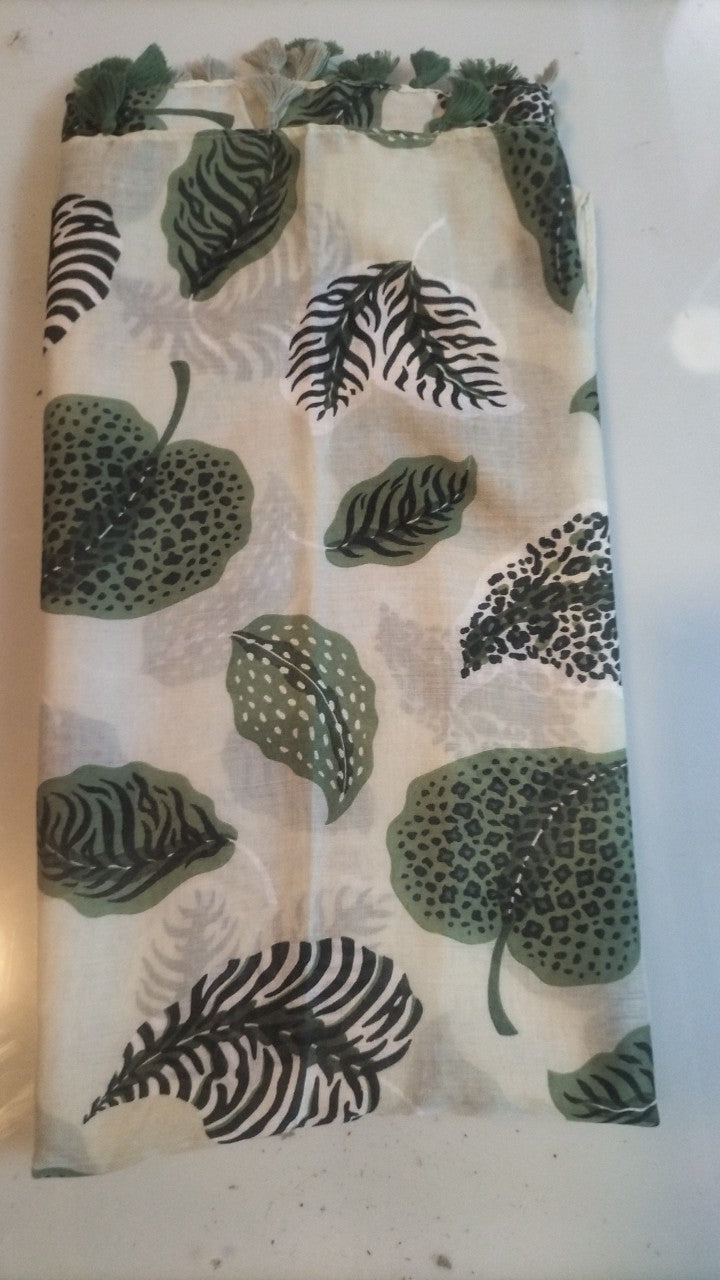 Leaf pattern scarf