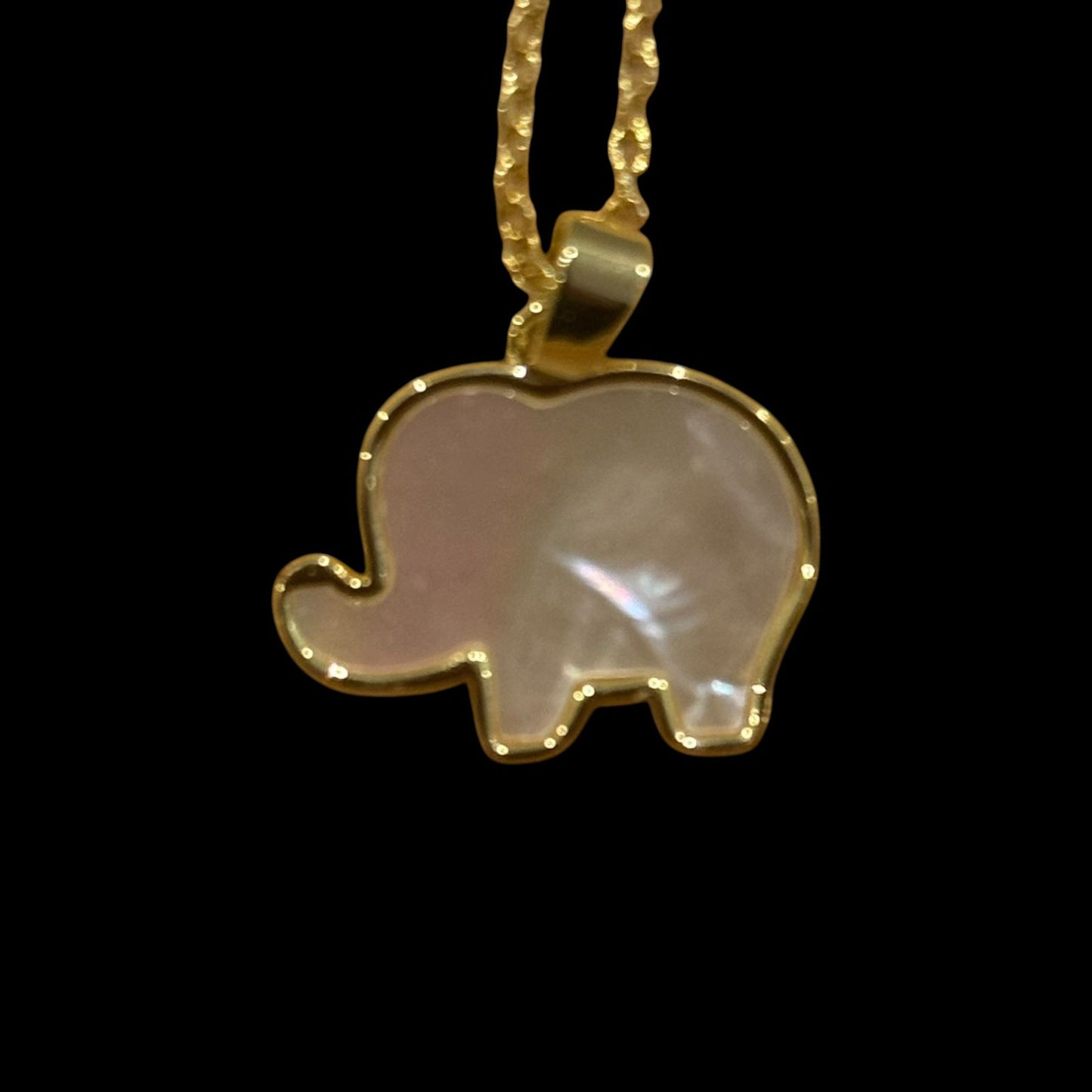 estones esc249 mother of pearl elephant pendant
