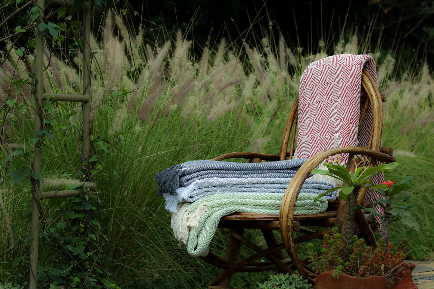LUXURY REVERSIBLE DIAMOND RED THROW