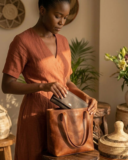 Mocca leather purse with brass rhino