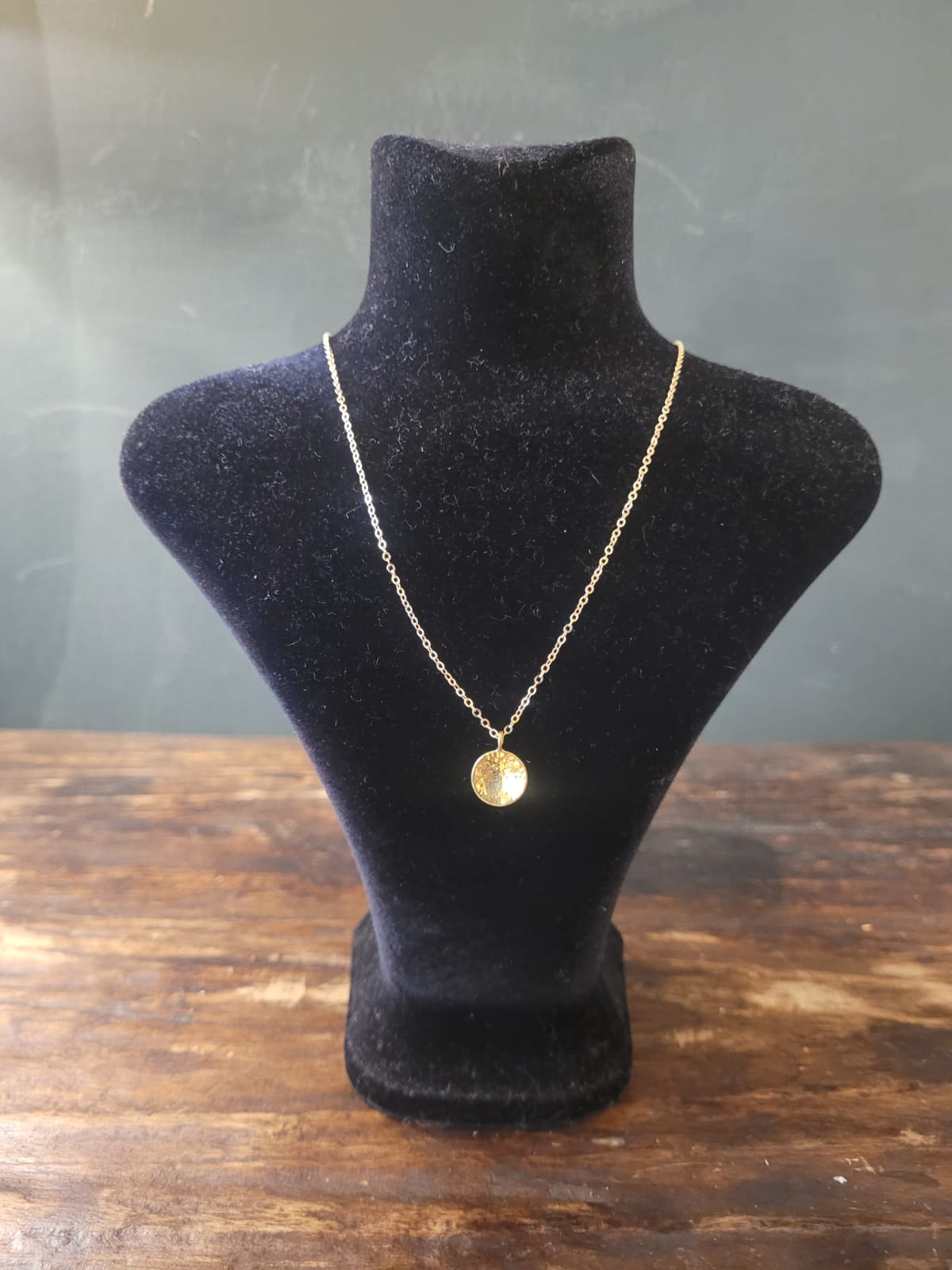 Round disk necklace