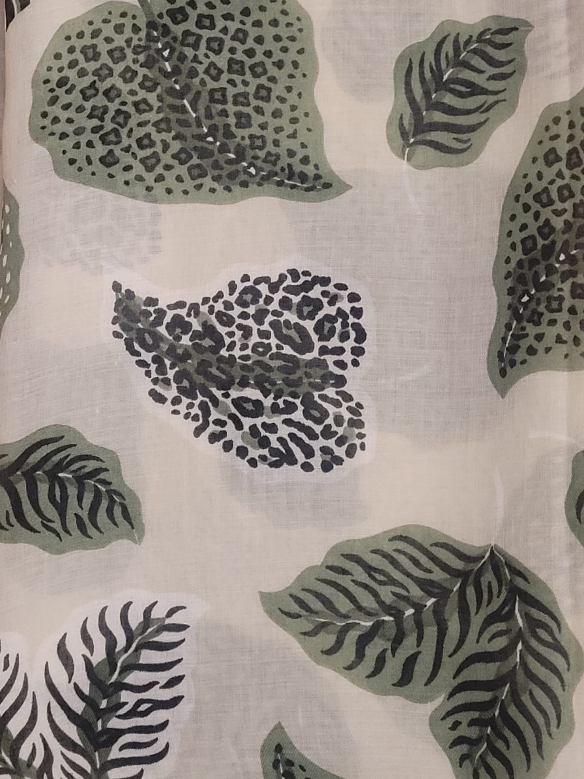 Leaf pattern scarf