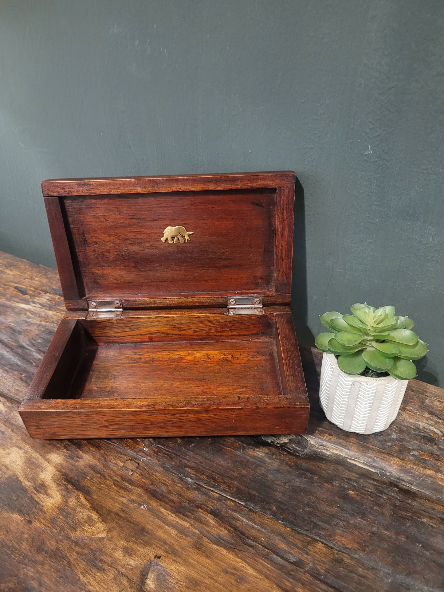 MEDIUM JEWELRY BOX WITH BRASS