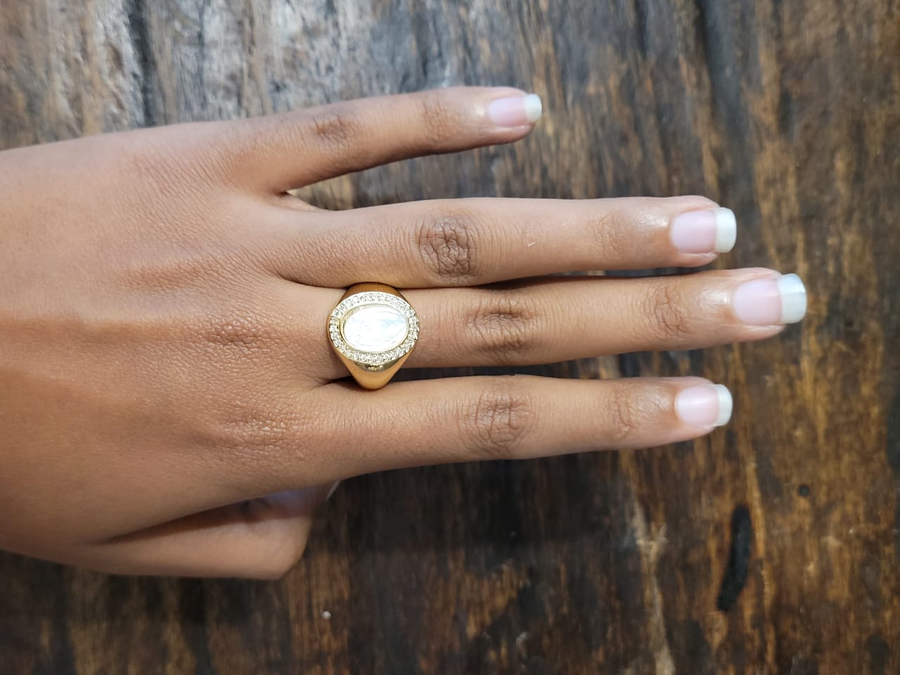 Estones ESR012-NM  Carved mother of pearl ring in 22kgp